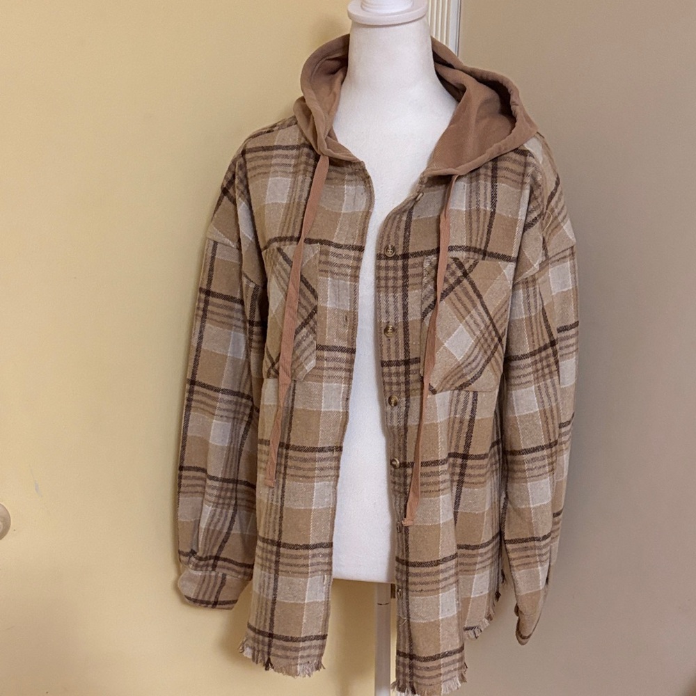 New in Woman’s Tan Plaid Hooded Shirt Jacket NWT